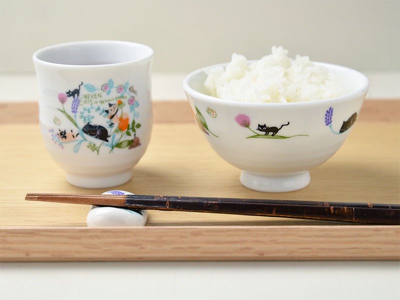 shinzikatoh シンジカトウデザイン 草花の中でくつろぐ猫たちのイラストが可愛いお茶碗　美濃焼
