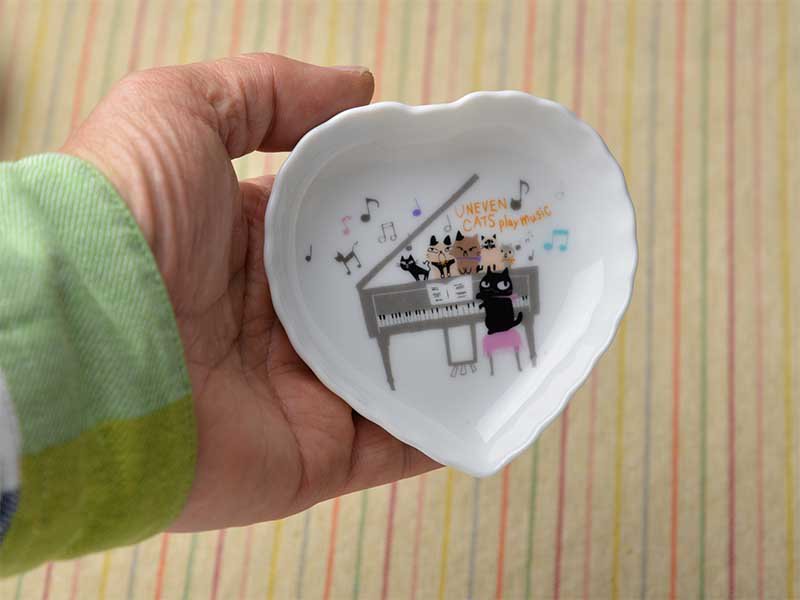 猫たちのイラストが可愛いピアノのデザイン　シンジカトウデザイン　ハートの形の陶器