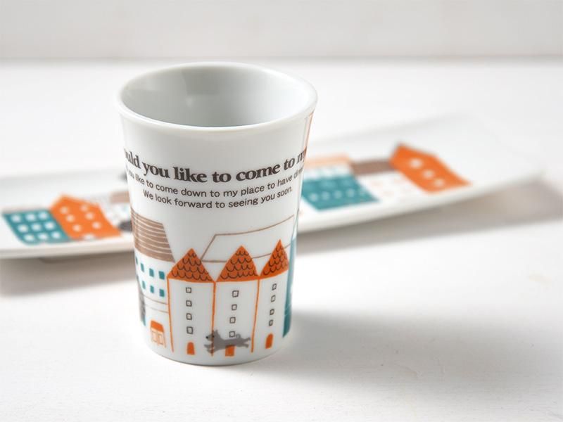 白い背景に置かれたShinzi KatohデザインのBon VoyageシリーズHOタンブラー。ヨーロッパの街並みが大人可愛く描かれ、癒されるコップの雰囲気を伝える。おうちカフェ食器や丁寧な暮らし雑貨をお探しの方に。