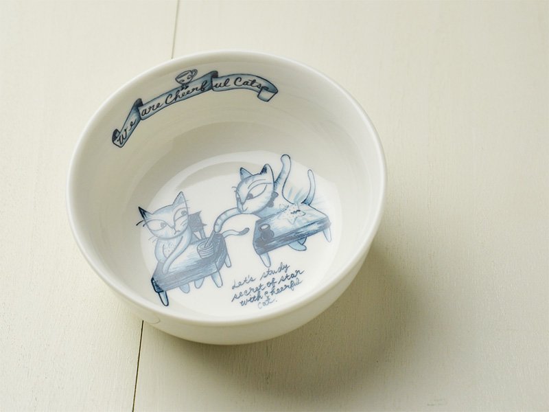 雑貨デザイナーシンジカトウさんが勉強するイタズラ好きな猫達のイラストを直径10cm位の陶磁器製のボウルに描いた様子の画像です。