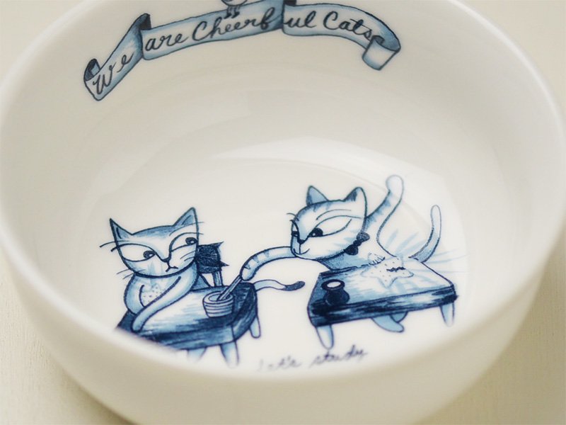 雑貨デザイナーシンジカトウさんが勉強するイタズラ好きな猫達のイラストを直径10cm位の陶磁器製のボウルに描いたイラストのアップの商品画像です。