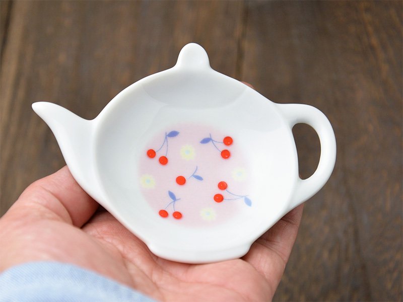 ピンクのサクランボのデザインが可愛い陶器の小皿　ティートレー　美濃焼