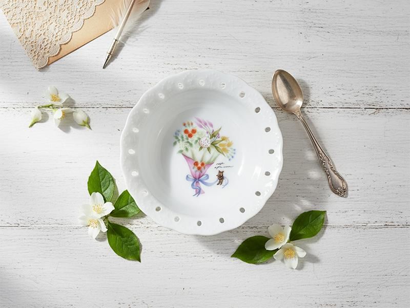 白いフリルボウルに、黄色いプリンとソース、フレッシュな牛乳が盛られている。隣にはクロワッサンとミント、小さな植木鉢があり、ロマンティック 食器を使った丁寧な暮らしのイメージを強調。ヨーグルト ボウル おしゃれとしても最適。