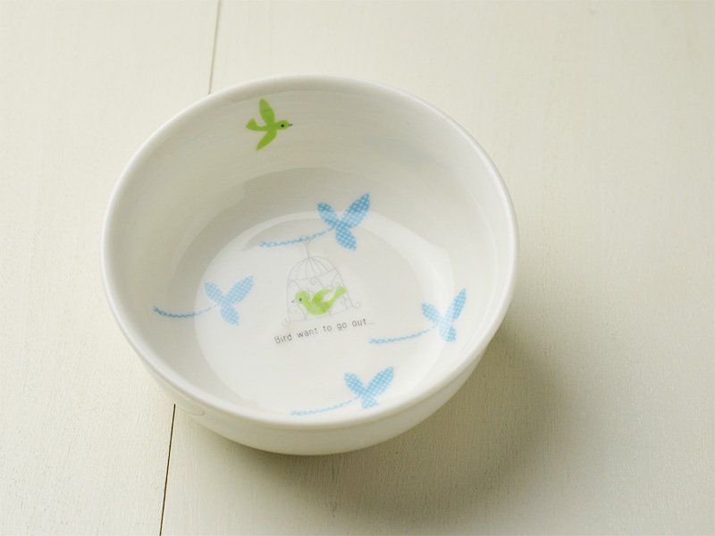 雑貨デザイナー シンジカトウが小鳥と青葉のイラストを直径10cm位の陶磁器製のボウルに描いた画像です。