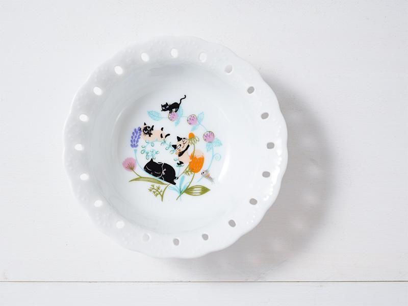 白いフリルボウルを真上から写したクローズアップ。底には愛らしい猫のイラストが描かれた「ネコ グッズ 大人」向けのデザート皿。