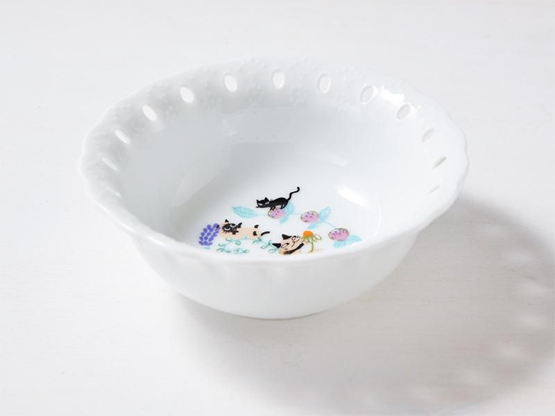 シンジカトウデザインの白磁フリルボウルを斜めから捉えたクローズアップ。縁のレース模様と美しい光沢が「北欧風 食器 白」の上質感を伝える。