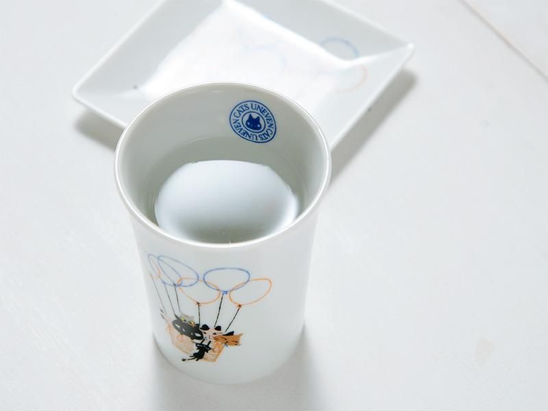 タンブラーに水を注いでいる写真。約120mlの水が入っており、飲み物が入る容量やサイズ感がわかります。