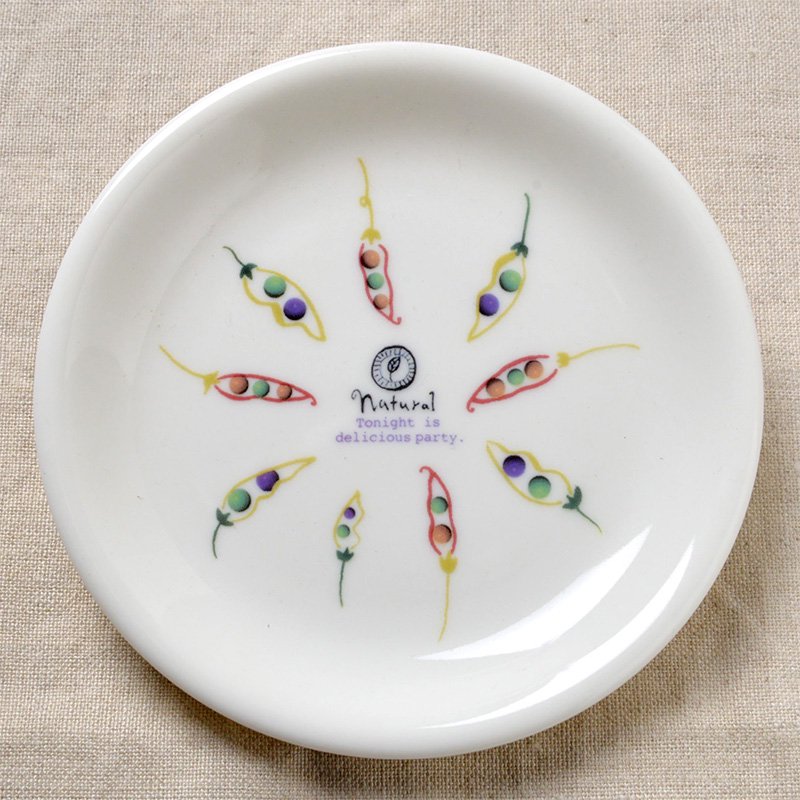 Shinzi katohシンジカトウ 丸いシンプルな陶器のお皿にまめをポップに 