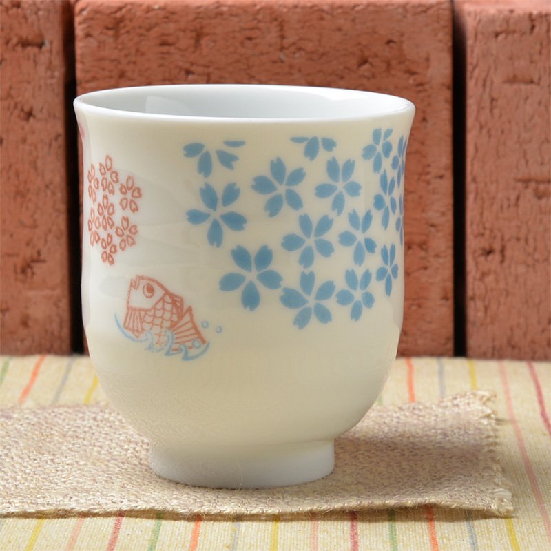 可愛い食器 シンジカトウ 日本人の心の花「桜」が描かれた陶器の湯呑み