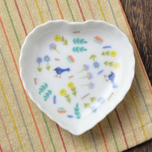 可愛い小皿 シンジカトウ　小花や小鳥のイラストが優しい　CD ハートトレー