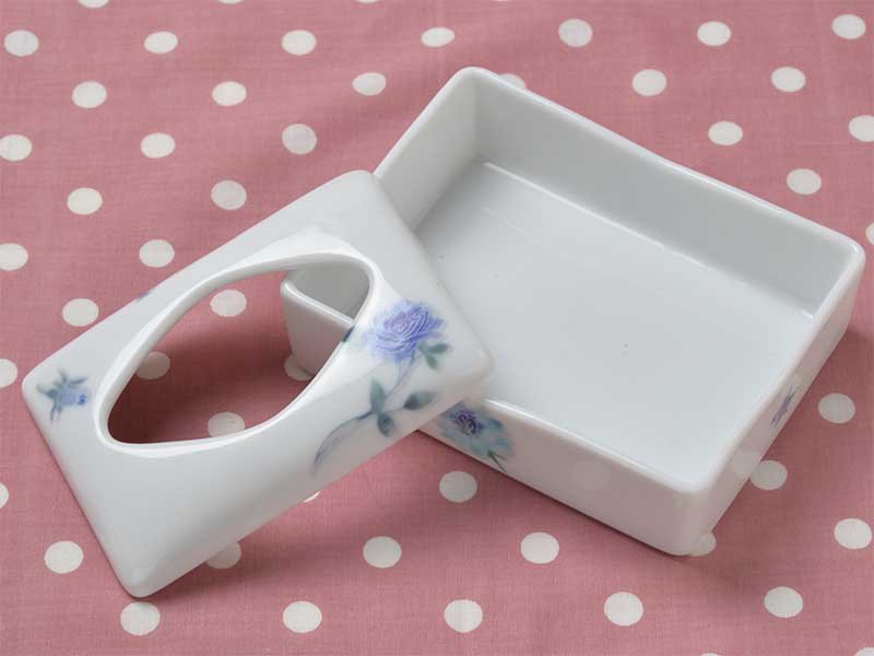 シンジカトウ　デザイン　花言葉「夢かなう」と言われるブルーのローズがデザインされたお洒落な陶器のポケットティッシュケース　「ゼルポティエ」
