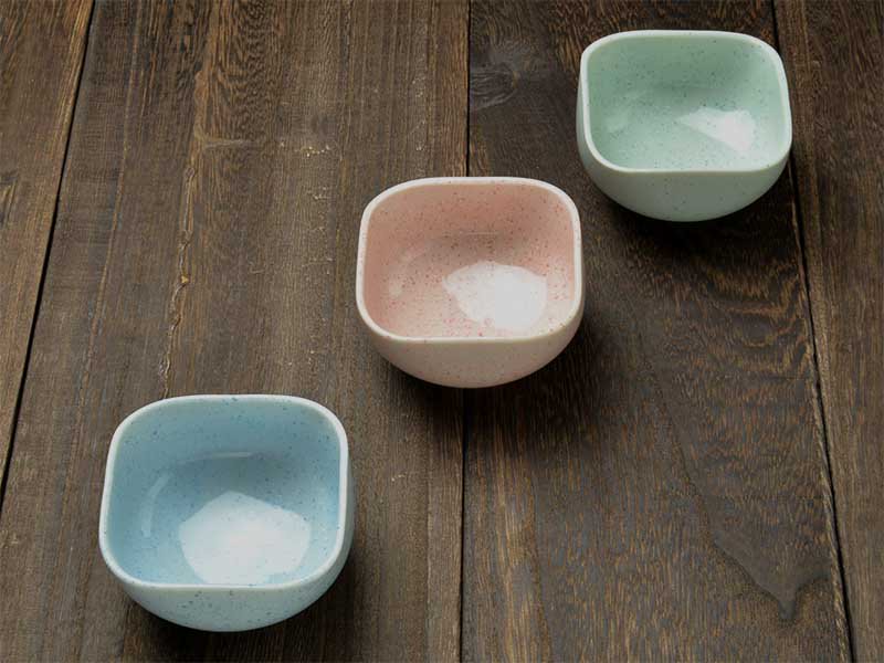 限定 気軽に使えて可愛い色合いの四角い形をした陶器の小鉢 美濃焼です 