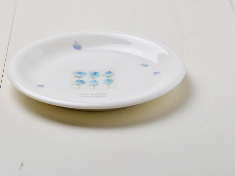 シンジカトウ ブルーローズが描かれたお洒落なデザイン 陶器のお皿