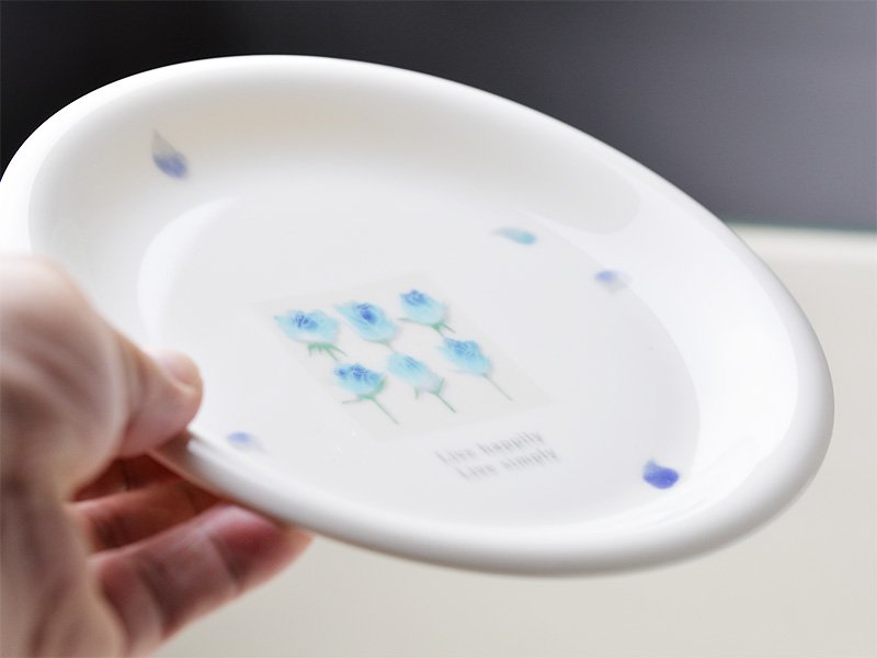 シンジカトウ ブルーローズが描かれたお洒落なデザイン 陶器のお皿