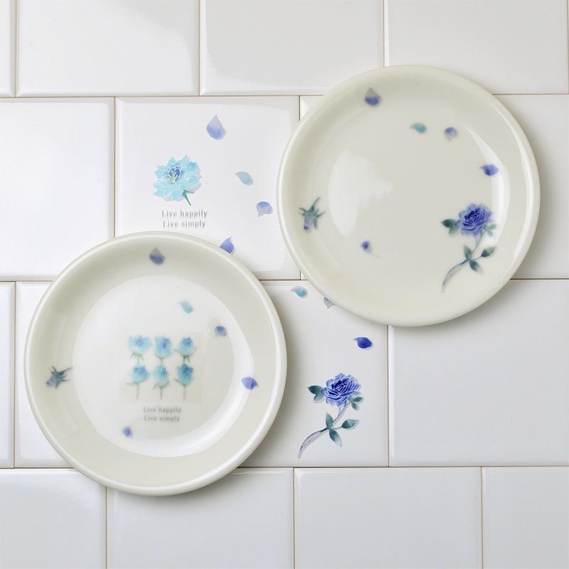 Shinzi Katoh シンジカトウ 花言葉 夢かなう と言われるブルーローズが描かれたお洒落なデザイン 陶器のお皿 カフェプレートです 美濃焼