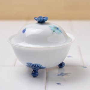 Shinzi Katoh シンジカトウ　デザイン 花言葉「夢かなう」<br>ブルーのローズ柄がお洒落な陶器の蓋付ボウル<br>ブルーローズシリーズ　ROSE　蓋付ボウル　美濃焼　日本製　