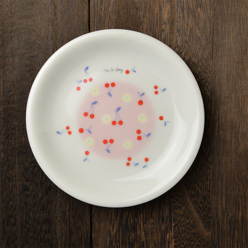 可愛い食器 シンジカトウ 小さなサクランボが描かれた陶器のお皿・カフェプレートです。