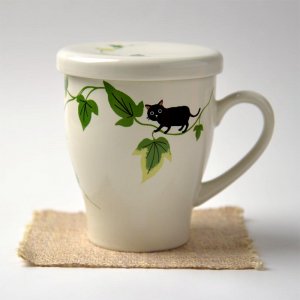 シンジカトウ 黒猫と蔦の緑とのコントラストが綺麗
<br>ココシリーズ　CO ハーブマグカップ　美濃焼