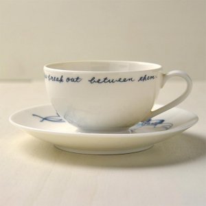 可愛い食器　シンジカトウ　猫のティーパーティー<br>紺色で描かれた猫のイラストが可愛いお洒落なコーヒー紅茶兼用<br>ユーモレスクシリーズ　HUカップ&ソーサー A　日本製　