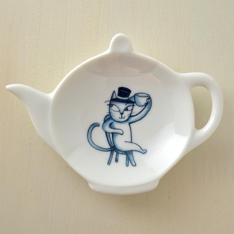 可愛い食器 紺色の猫のイラストがかわいい ティーポットの形 小皿 可愛い食器 紺色の猫のイラストがかわいい ティーポットの形 小皿