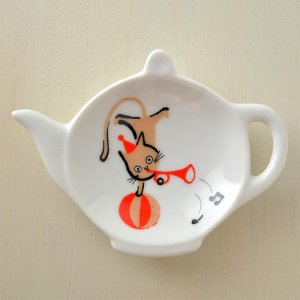可愛い食器 シンジカトウ　トランペットを吹く猫のイラストが可愛い　陶器の小皿　ティ—トレー  NC-B