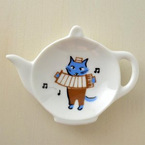 可愛い食器 シンジカトウ　アコーディオンを奏でる猫のイラストが可愛い　陶器の小皿　NCティートレーD
