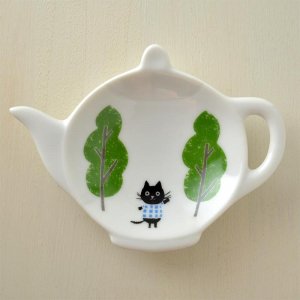 可愛い食器 シンジカトウ　緑の木々と黒猫のイラストが可愛い　陶器の小皿　ティートレー  PL-A