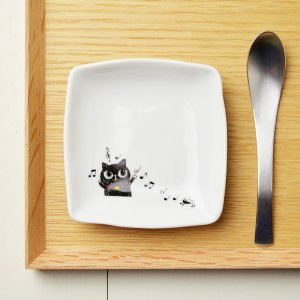 Shinzi Katoh シンジカトウ　角皿　黒猫がご機嫌で歌うイラスト 手作り風小皿　いろとりさら NE-C　日本製