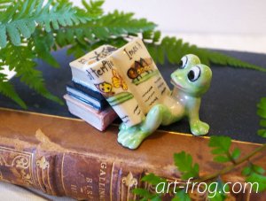 <img class='new_mark_img1' src='https://img.shop-pro.jp/img/new/icons48.gif' style='border:none;display:inline;margin:0px;padding:0px;width:auto;' />Porcelain Frog Figure from Paris 