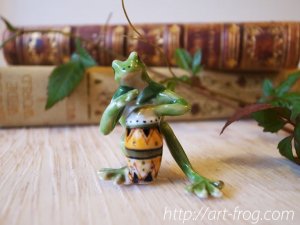 <img class='new_mark_img1' src='https://img.shop-pro.jp/img/new/icons48.gif' style='border:none;display:inline;margin:0px;padding:0px;width:auto;' />Porcelain Frog Figure from Paris 