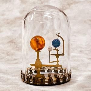 完成品 太陽系儀 Orrery オーラリー 三球儀 琥珀版 ミニガラスドーム入り ファンタジー雑貨 魔法と神話 天体 妖精 アリス アランデル ショッピング