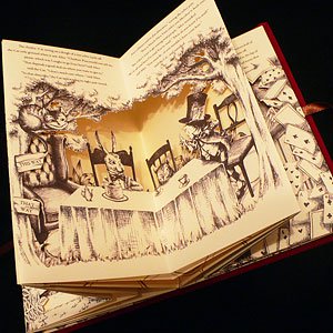 Lyric 仕掛け絵本 Alice In Wonderland モノクロ 英語 A6変型 ファンタジー雑貨 魔法と神話 天体 妖精 アリス アランデル ショッピング