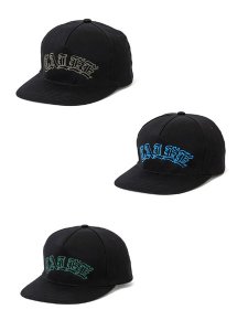 <img class='new_mark_img1' src='https://img.shop-pro.jp/img/new/icons1.gif' style='border:none;display:inline;margin:0px;padding:0px;width:auto;' />【CALEE】 CALEE Arch logo embroidery cap (ワッペンツイル スナップバックキャップ) 