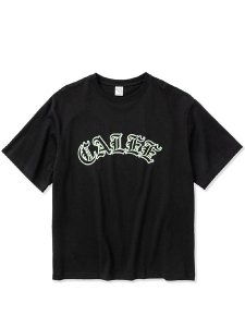 <img class='new_mark_img1' src='https://img.shop-pro.jp/img/new/icons1.gif' style='border:none;display:inline;margin:0px;padding:0px;width:auto;' />【CALEE】 Drop shoulder CALEE arch logo t-shirt (ドロップショルダー S/S Tシャツ) Black