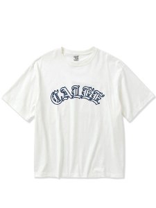 <img class='new_mark_img1' src='https://img.shop-pro.jp/img/new/icons1.gif' style='border:none;display:inline;margin:0px;padding:0px;width:auto;' />【CALEE】 Drop shoulder CALEE arch logo t-shirt (ドロップショルダー S/S Tシャツ) White
