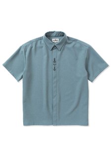 <img class='new_mark_img1' src='https://img.shop-pro.jp/img/new/icons1.gif' style='border:none;display:inline;margin:0px;padding:0px;width:auto;' />【CALEE】 Embroidery fly front S/S shirt (S/S 比翼タイプ シャツ) Lt.Blue