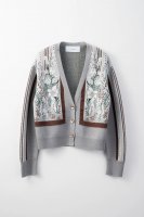 <img class='new_mark_img1' src='https://img.shop-pro.jp/img/new/icons5.gif' style='border:none;display:inline;margin:0px;padding:0px;width:auto;' />MURRAL / Framed flower knit short cardigan (Gray)