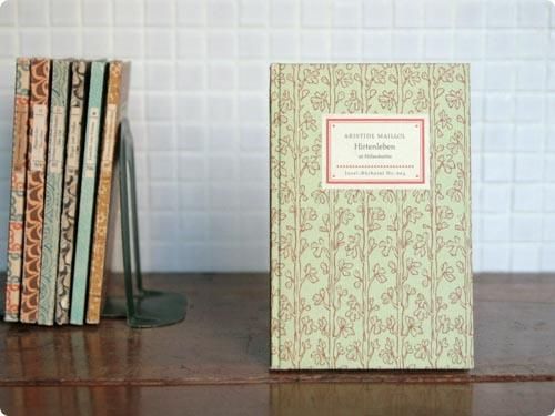 洋書　IN AUGUST COMPANY Amazon.com: fouatonsの空想博物館(服と小物の作品集